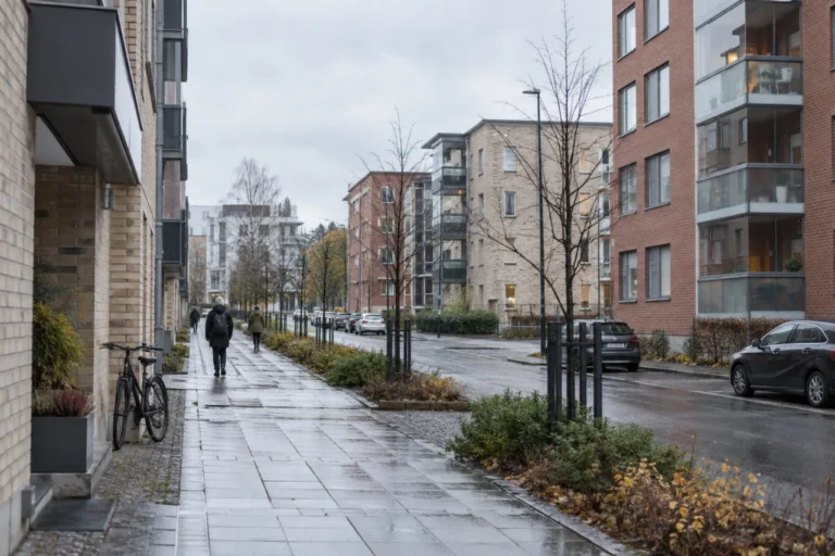 Rauhallinen asuinkatu ja kerrostaloja.